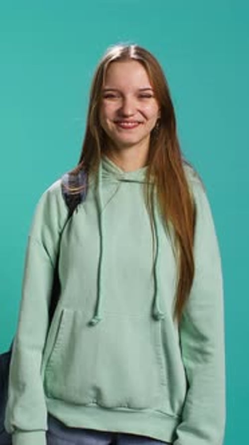 Vidéo verticale : une jeune actrice fait des bêtises en changeant d'émotions et d'expressions faciales