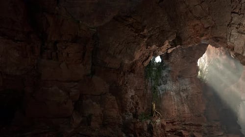 Una luz brilla a través de un agujero en una montaña