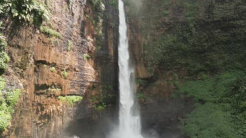 Luftaufnahme des Coban Sriti Wasserfalls in einem von grünen Bäumen umgebenen Tal in Ost-Java, Indonesien