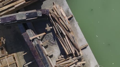 Grúas aéreas de vídeo que operan en una gran obra de construcción con trabajadores vertiendo hormigón y