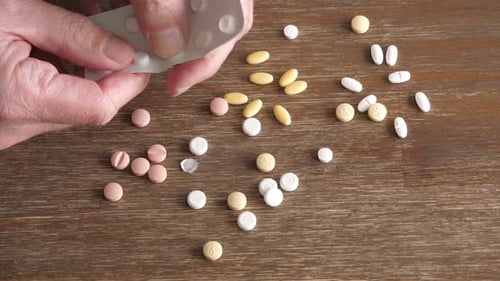 Pilules de métoprolol sorties de l'emballage contre l'hypertension artérielle. Concept médical
