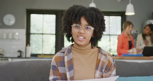 Portrait de diverses amies adolescentes ayant un appel vidéo à la maison, Ralenti