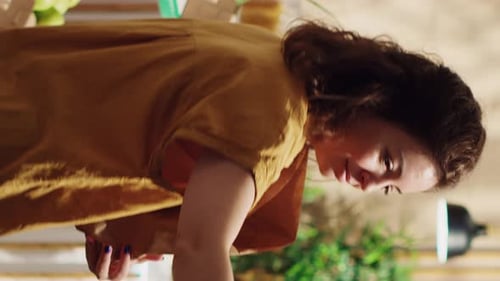 Vídeo vertical de mujer usando bolsa de papel en Bio Store