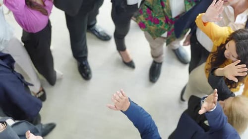 Equipo de negocios apilando manos