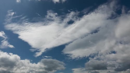 Lap de temps en qualité d'un nuage et d'un ciel bleu