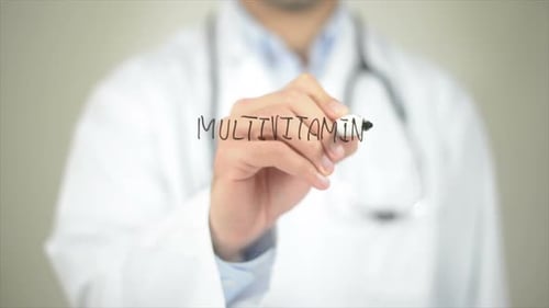 Multivitamines, docteur écrivant sur écran transparent
