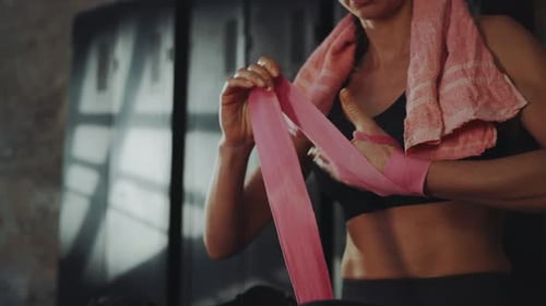 Boxerin wickelt sich vor dem Training die Hände