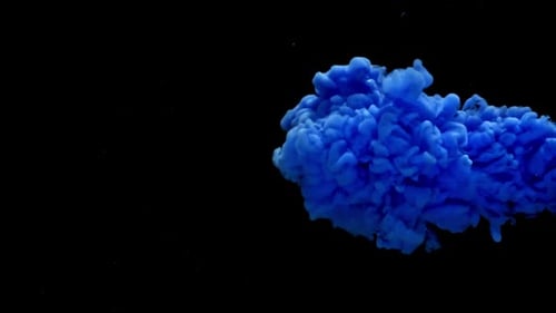 Blaue Tinte in Wasser auf schwarzem Hintergrund, gefilmt mit einer Hochgeschwindigkeitskamera mit 1000 Bildern pro Sekunde