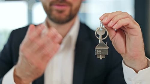 Empresario profesional presenta las llaves de su nueva casa