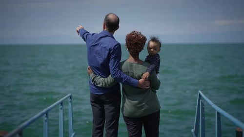 La unión familiar junto a la hermosa orilla del agua crea recuerdos y lazos duraderos