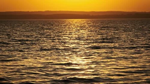 Wasseroberfläche bei Sonnenuntergang in Zeitlupe