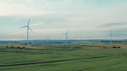 Drohnenaufnahme von Windkraftanlagen, Turbinen, Windmühlen, Energieerzeugung - saubere und erneuerbare Energien.