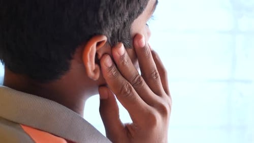 Teenager hat Ohrenschmerzen und berührt sein schmerzhaftes Ohr