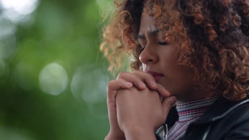 Spirituelle Frau, die zu Gott betet