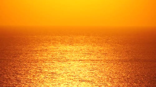 Vue aérienne de la surface de l'eau de mer sur l'eau de mer dorée au coucher du soleil, éblouissement du soleil, abstrait, nautique, été, océan