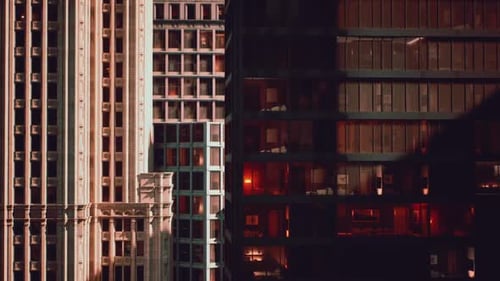 La arquitectura moderna contrasta con los edificios históricos en el paisaje urbano