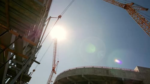 Timelapse de grúas con detalle de viga arqueada del techo del estadio