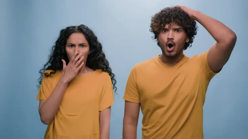 Gemischtrassiges Paar erstaunt schockierte hispanische Frau Mädchen Indischer Mann Kerl Erstaunen Wonder Blue Studio