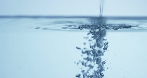 Agua dulce que se vierte en más agua