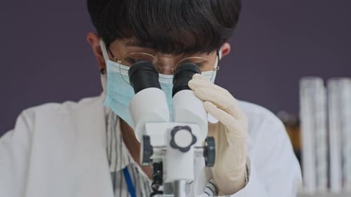 Microscope moderne devant un jeune scientifique