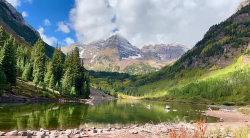 Majestätische schneebedeckte Berggipfel, die sich in einem stillen Alpensee spiegeln