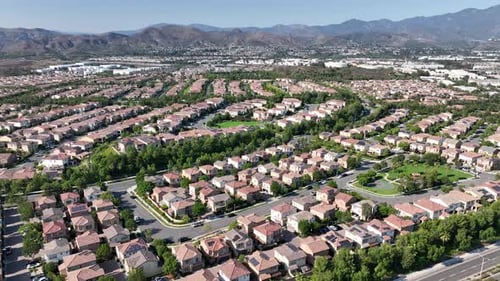 Vista aérea de las nuevas construcciones de viviendas en Irvine, California