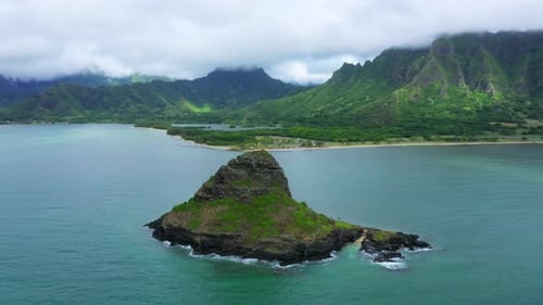 Órbita aérea panorâmica de referência do chapéu chinês na costa havaiana