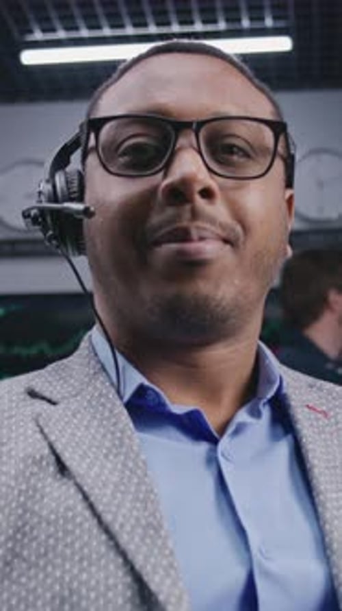 Finanzanalyst mit Headset sitzt am Arbeitsplatz