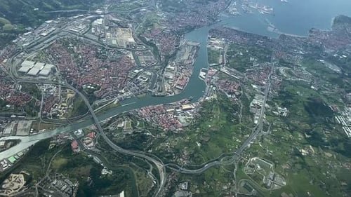 La ciudad de Bilbao vista desde el aire: luz diurna