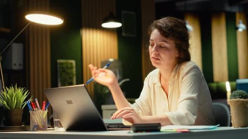 Une femme d'affaires s'interroge sur les solutions possibles à un dilemme avec un ordinateur portable
