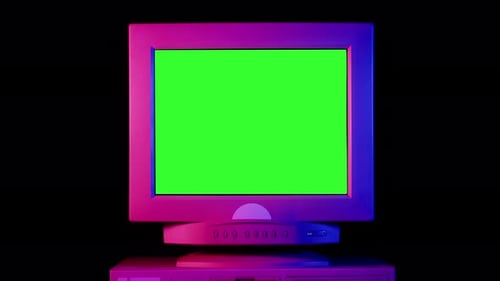 Alter Computer mit grünem Chroma-Key-Bildschirm Closeup Desktop PC isoliert auf schwarzem Hintergrund Neonpink
