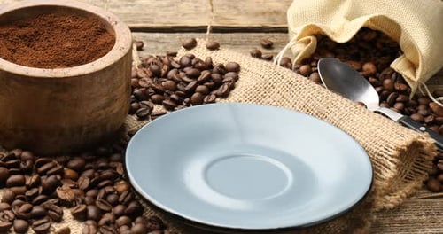 Frau stellt aromatischen Kaffee in eine Tasse auf einen Holztisch, Nahaufnahme