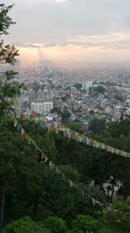 Paysage urbain vertical de Katmandou au coucher du soleil au Népal, Vidéo verticale pour les réseaux sociaux, Instagram Reels et