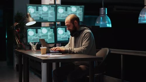 Un criminel agressif en colère tente de pirater un réseau la nuit