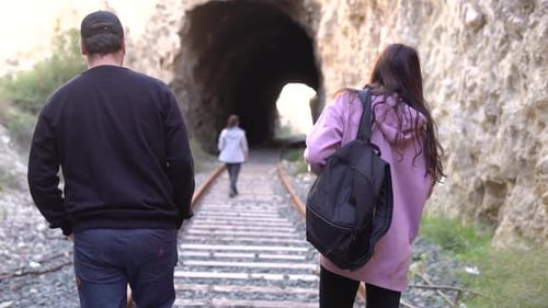 Leute, die auf einer verlassenen Eisenbahn laufen. Vergessene Pfade, Wanderer, Gruppe von Backpacker-Freunden. Wanderadven
