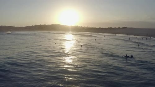 Séquence vidéo 4k de personnes à la plage au coucher du soleil