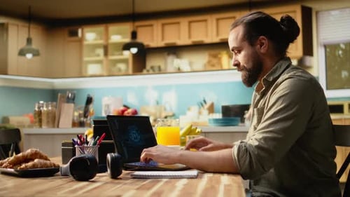 Administrator, der remote mit KI-Tools und Laptop für Daten und Metriken arbeitet