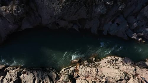 Gebirgsfluss mit felsigem Ufer im Herbst