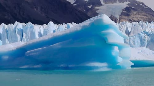 Die Majestät einer Mischung aus blauen Gletschern, schwarzen und weißen Bergen und dunklen Wolken