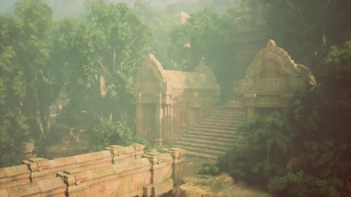 Ancien temple mystérieux caché dans la jungle luxuriante du Myanmar à l'aube