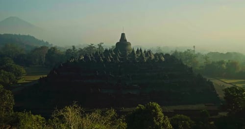 Magelang, 26. Juli 2021, Morgenstimmung des Borobudur-Tempels im Nebel