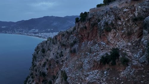 Dämmerung über der Festung der Stadt Alanya, die Altstadt, Luftbild