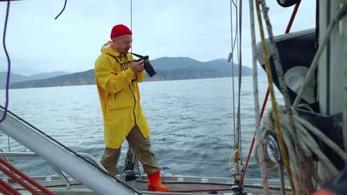 Hombre Viajando En Barco Y Tomando Fotos De Increíbles Paisajes En La Costa De Kamchatka