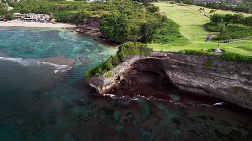 Filmreifes Luftbild über Balangan Beach Bali mit kristallklaren Riffflächen und steilen Klippen