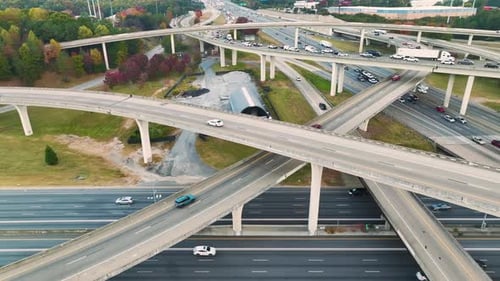 Luftbild der amerikanischen Autobahnkreuzung mit schnell fahrenden Autos und Lastwagen
