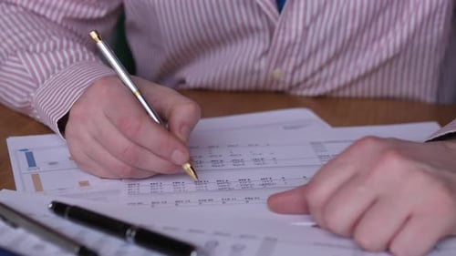 Professionelle Überprüfung von Finanzdokumenten, Nahaufnahme von Händen, die auf Papierkram schreiben, konzentrierte Szene von