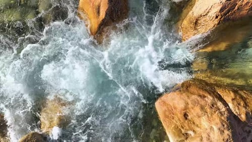 Vue aérienne d'Drone de haut en bas sur de forts ruisseaux d'eau froide et propre coulant sur des pierres