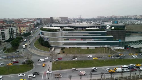 Estambul/Turquía alrededor de 2023: toma con zoom del centro comercial Marmara Forum