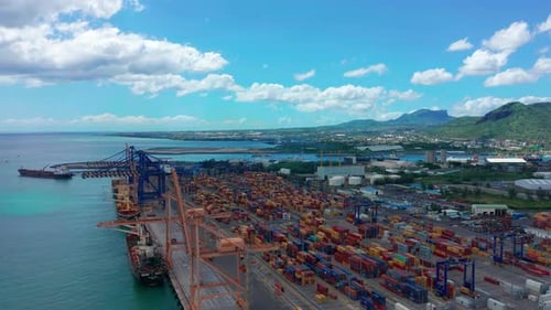 Verladung eines Containerschiffs im Hafen eines großen Logistikzentrums in einer amerikanischen Großstadt