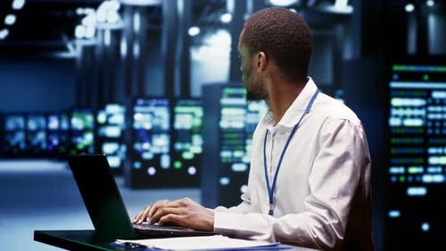 Afroamerikanischer Informatiker schreibt Serverskriptcode im Rechenzentrum